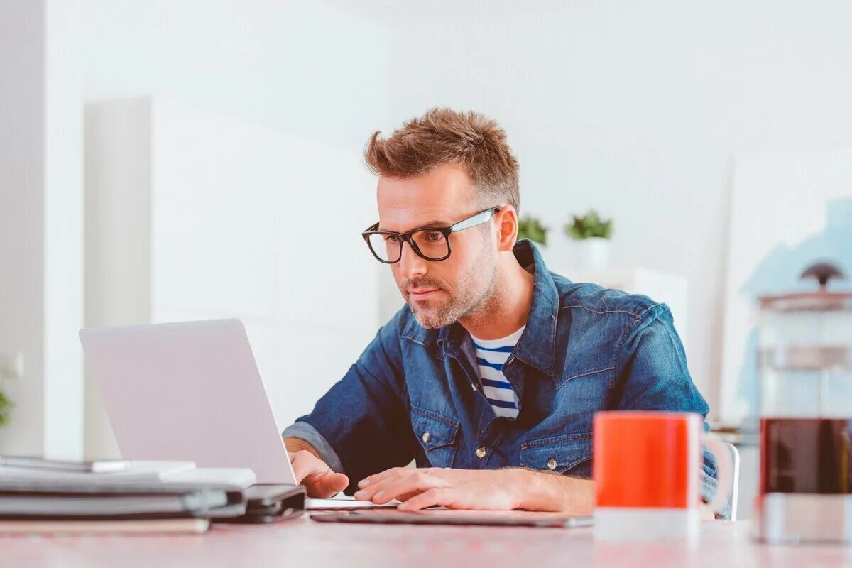 Фриланс картинки. Девушка копирайтер. Фриланса для новичков. Ищем менеджера фрилансера. Девушка с ноутбуком на берегу моря.