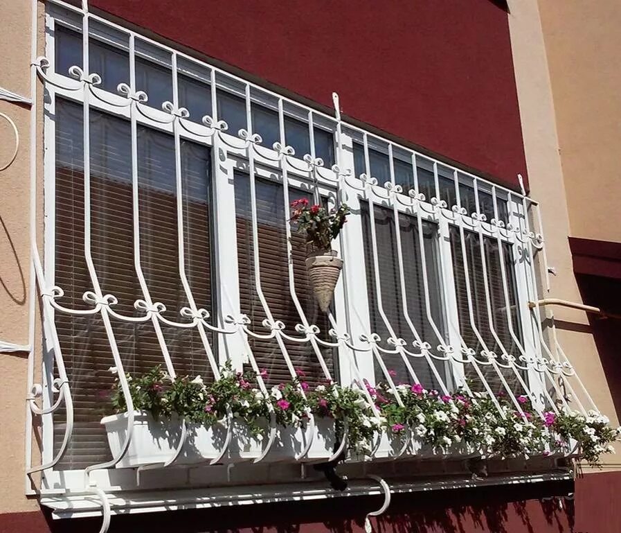 Решетка на лоджию. Решетка на балкон. Балкон с железной решеткой. Балконные решетки кованые. Металлические решетки на балкон.