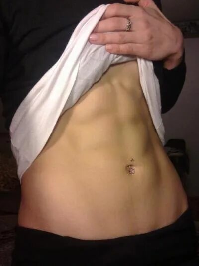 Девушка стоит на руках. Почти не видна. Картинки девушек не видно лица. Всё, что существует на свете, когда-то было мечтой. Почти не видна.