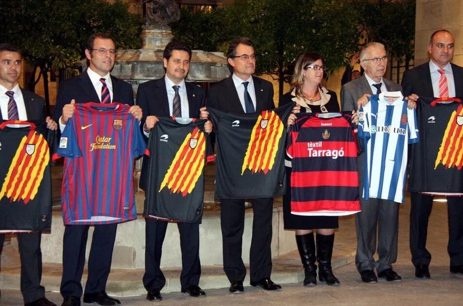 Футбольные клубы каталонии. Футбольные клубы каталонии. Футбольные клубы каталонии. Фк каталонец. Барселона фк 2021.