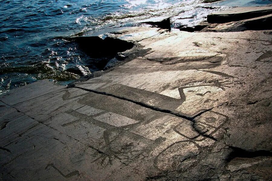 Петроглифы кижи. Петроглифы онежского озера и белого моря. петроглифы онежского озера. петроглифы карелия онежское озеро. онежские петроглифы бесов нос карелия.