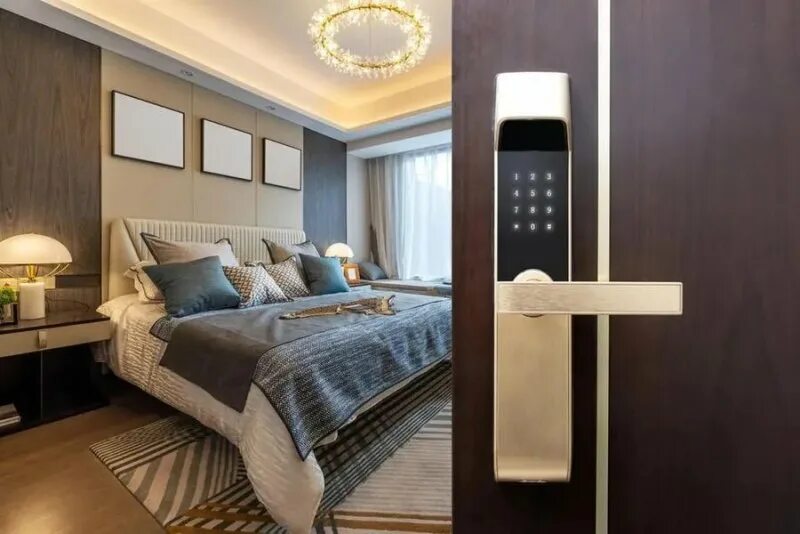 Upgrade room. Апгрейд в гостинице. hotel upgrades. hotel room door.