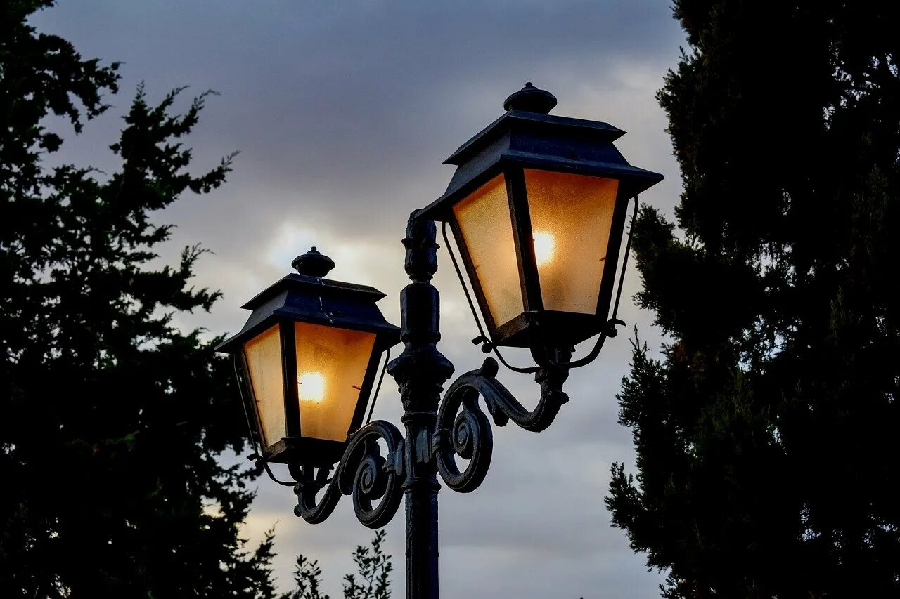 Ночные фонари купить. Уличный фонарь. Фонари в парке. Уличное освещение фонарь. Красивый уличный фонарь.