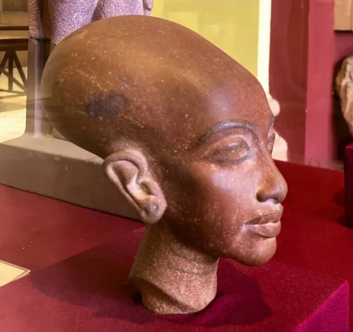 Скульптура эхнатона и нефертити. Макетатон дочь эхнатона. Принцесса меритатон. Xviii династия. Древний египет статуя меритатон.