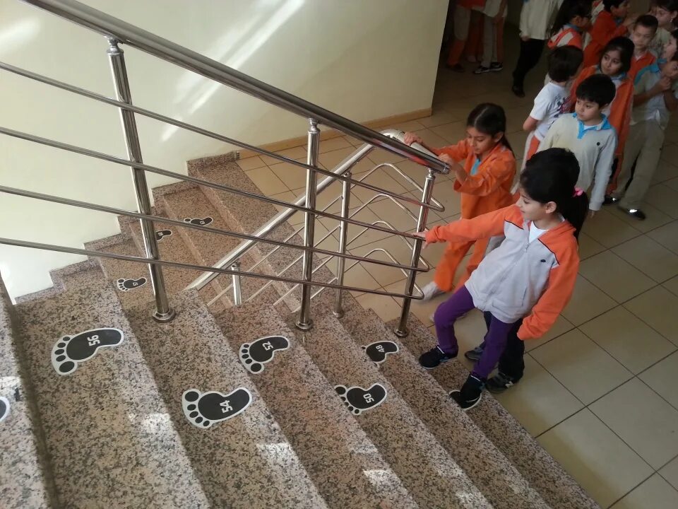 Второй этаж в школе. Ступеньки в детском саду. Лестница в школе. Оформление лестницы в школе. Ступеньки к школе.