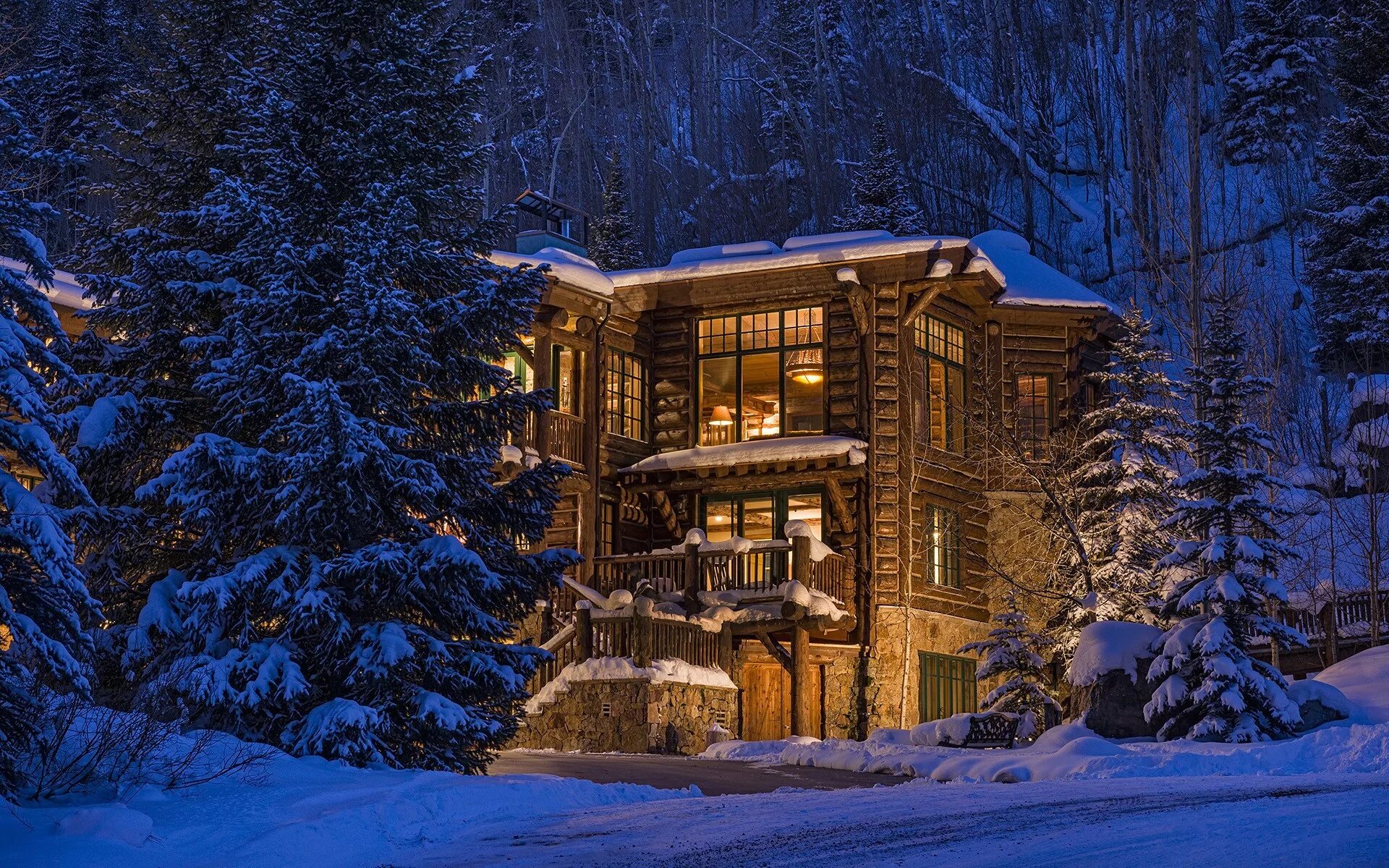 Винтер Хаус. Домик в зимнем лесу. Дом в лесу зима. Заснеженный домик в лесу. Деревянный дом снег