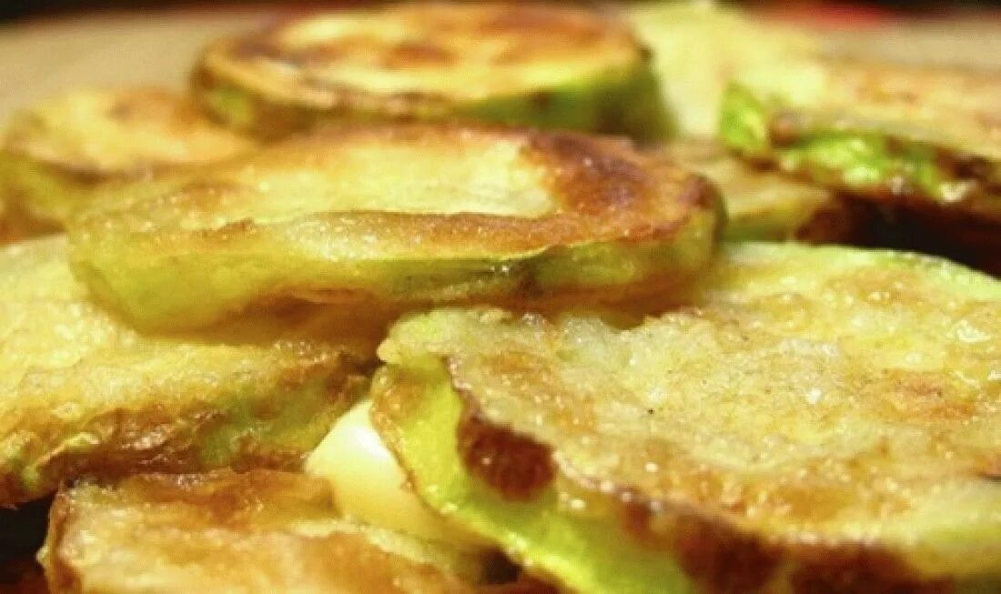 Жареные кабачки кружочками. Кабачки на сковородке. Игра кабачковая из жареных кабачков. Жареный кабачок калорийность на сковороде кружочками. Жареные кабачки кружочками калорийность.
