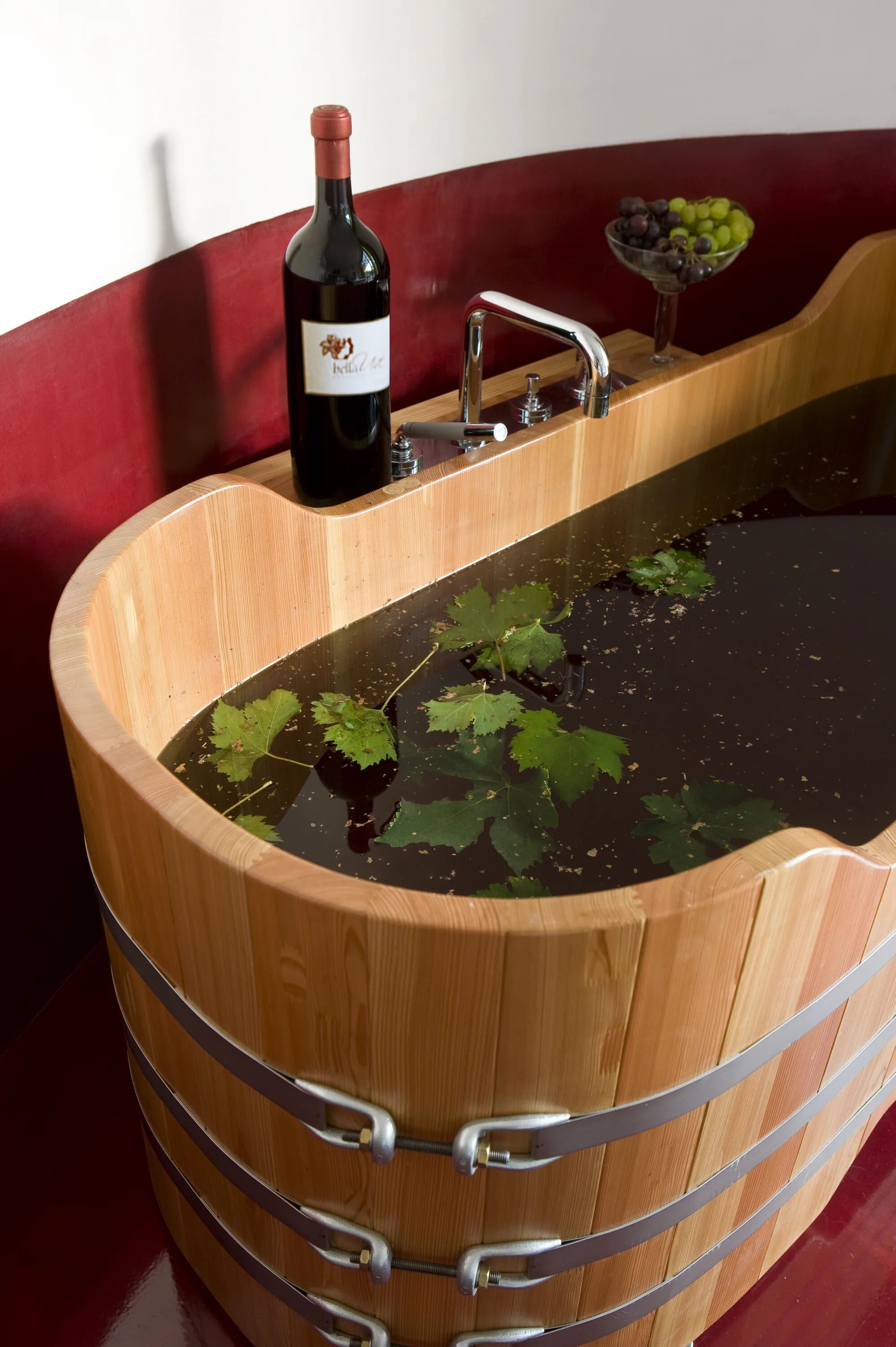 Ванна из вина. Винные ванны. Вино спа. Вино спа. Вино в ванной.