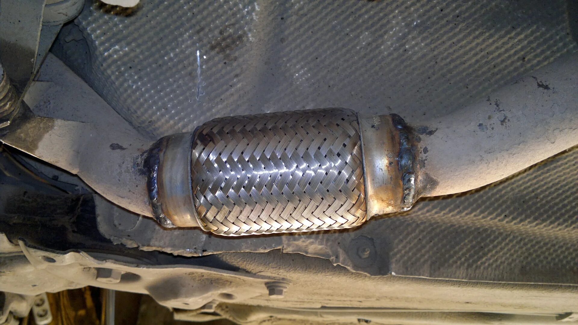 Гофра пассат б6. Passat b6 гофра глушителя. 0 fsi bvy. Выхлопная система пассат b7. Гофра глушителя vw passat b4 2.