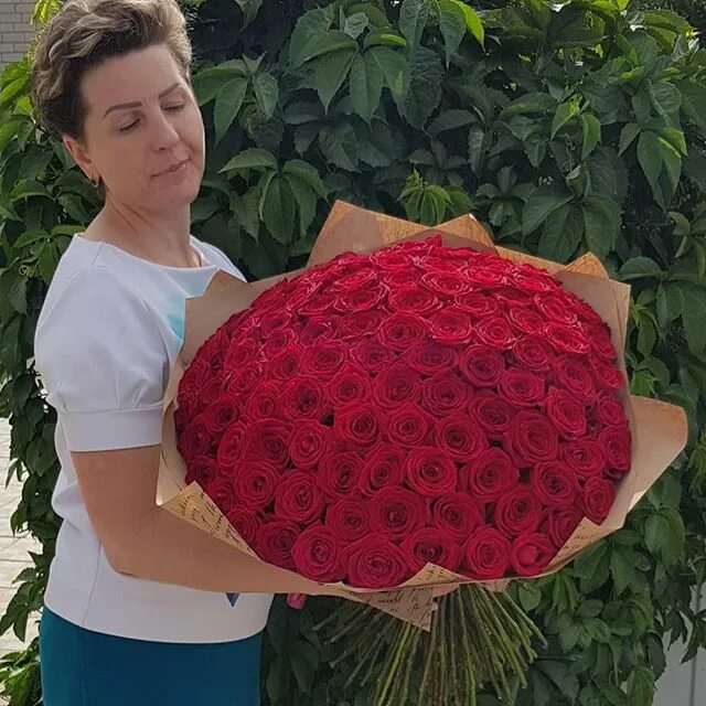 Букет из 101 розы реальные фото. Букет из испании. Цветочный липецк. Красиво оформить 51 розу. Черно красное оформление букета.