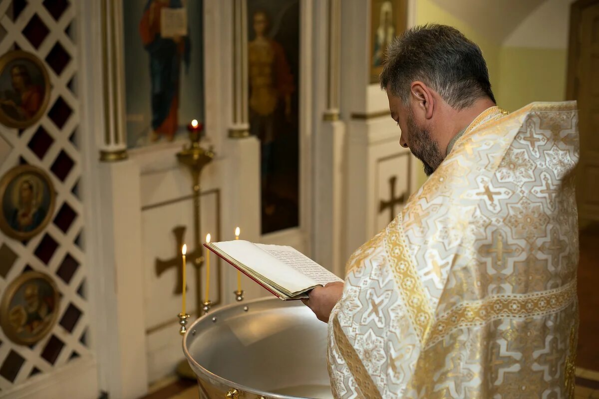 Елка на крещение в спасском кафедральном соборе города пенза 2022 год. Крещение в соборе петра и павла казань. Православный кирилл. Крещение в казанском соборе санкт-петербурга. Крещение в казанском соборе.