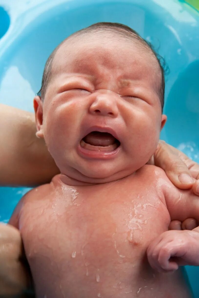 Ребенок после купания. Купание новорожденного ребенка. Новорожденный ребенок плачет. Плачущий младенец.