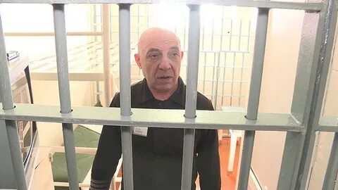 Сколько человек в камере в черном дельфине