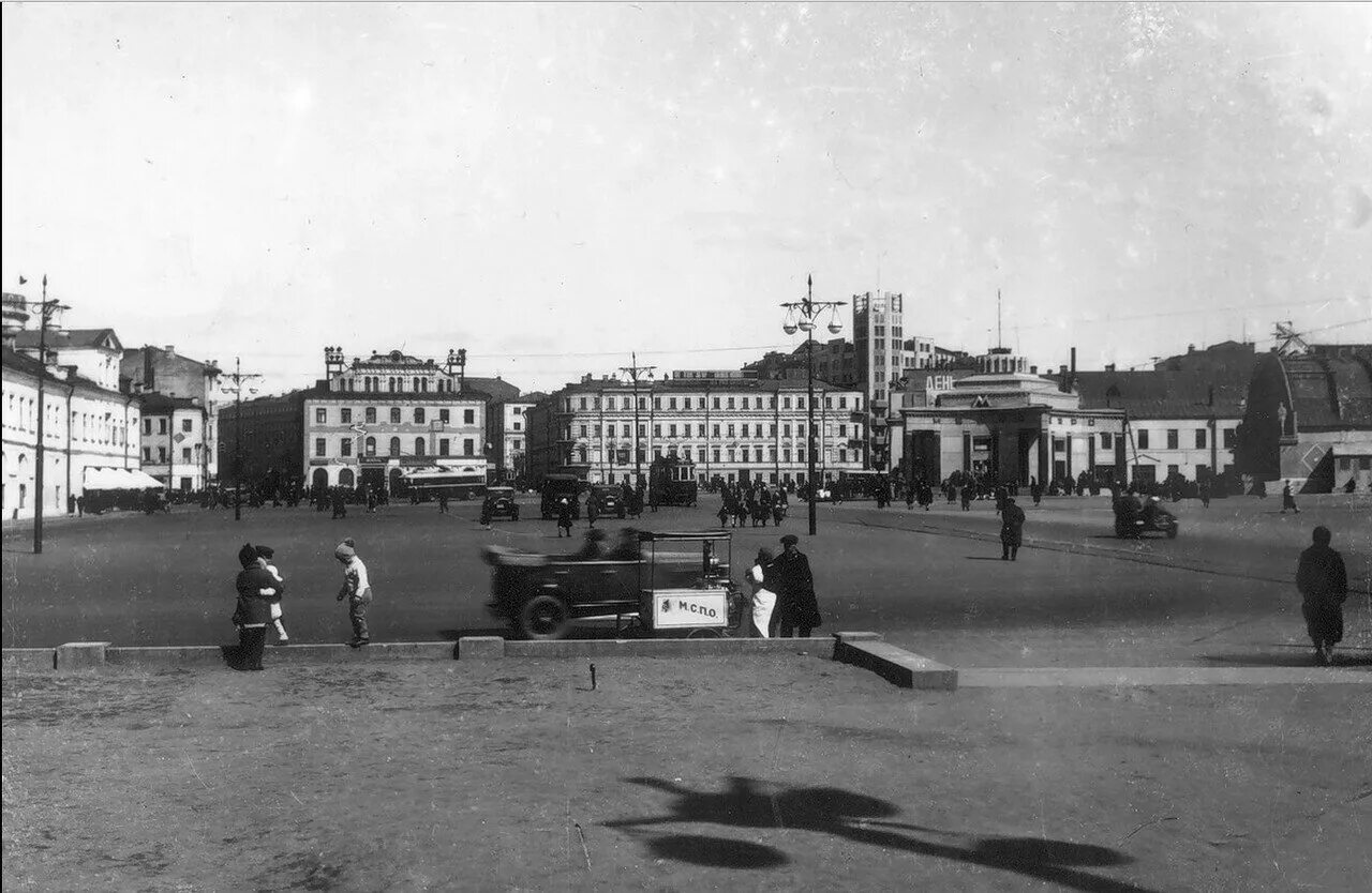 Улицы москвы 1930 годов. Арбатская площадь 1930. Арбатская площадь 1935. 1930 Год Москва Арбат. Арбатская площадь 1920 годы.