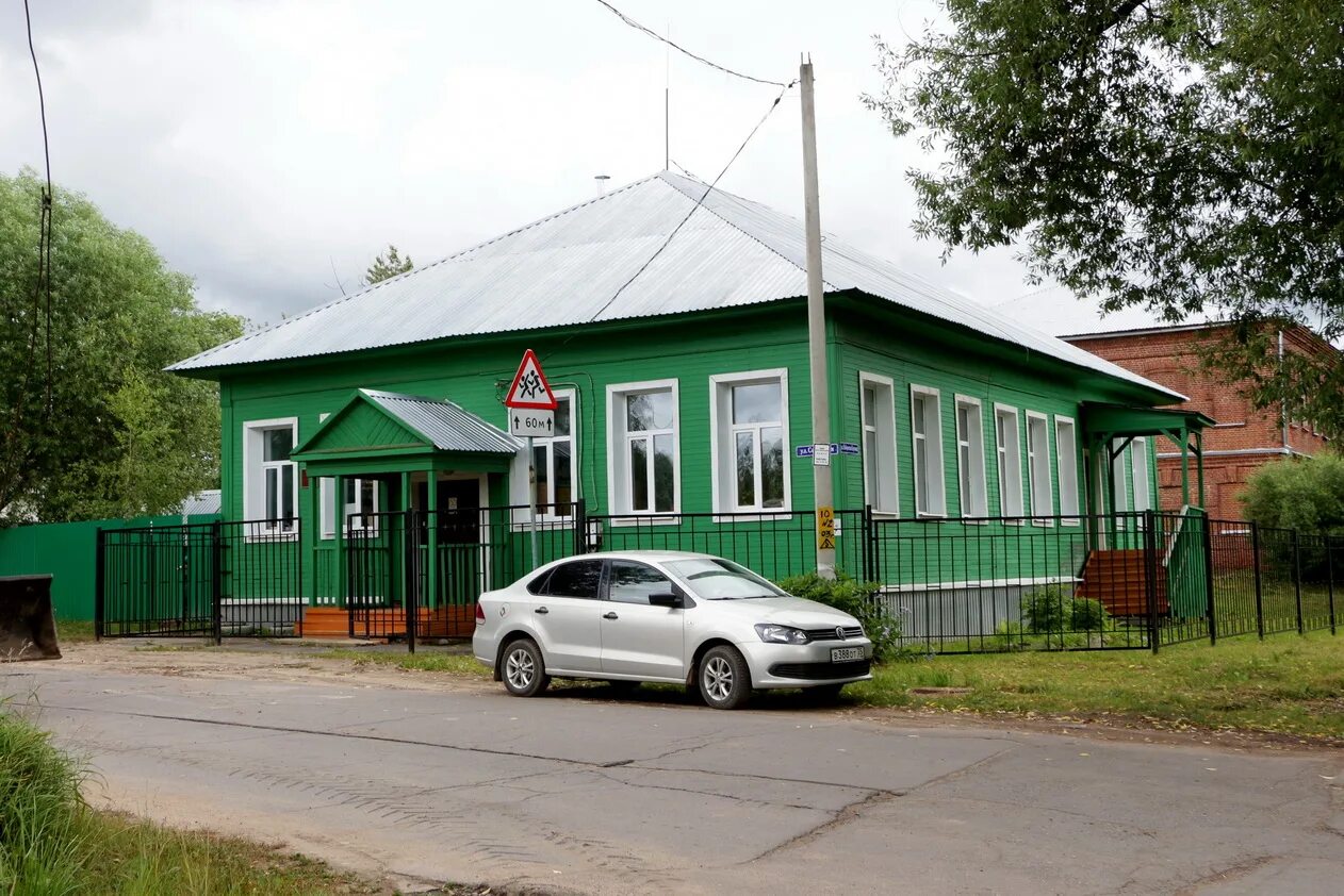 Красивый храм пошехонье ярославская. Пошехонье сегодня. Городок пошехонье. Ярославская область пошехонье каменные ряды. Аэродром пошехонье ярославская область.