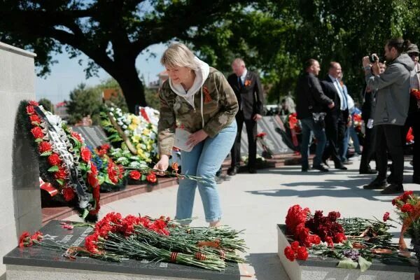 Усть лабинск прием. Бессмертный полк Усть-Лабинск 2022. Вечный огонь Усть-Лабинск. 9 Мая в Усть-Лабинске. Венок Победы.