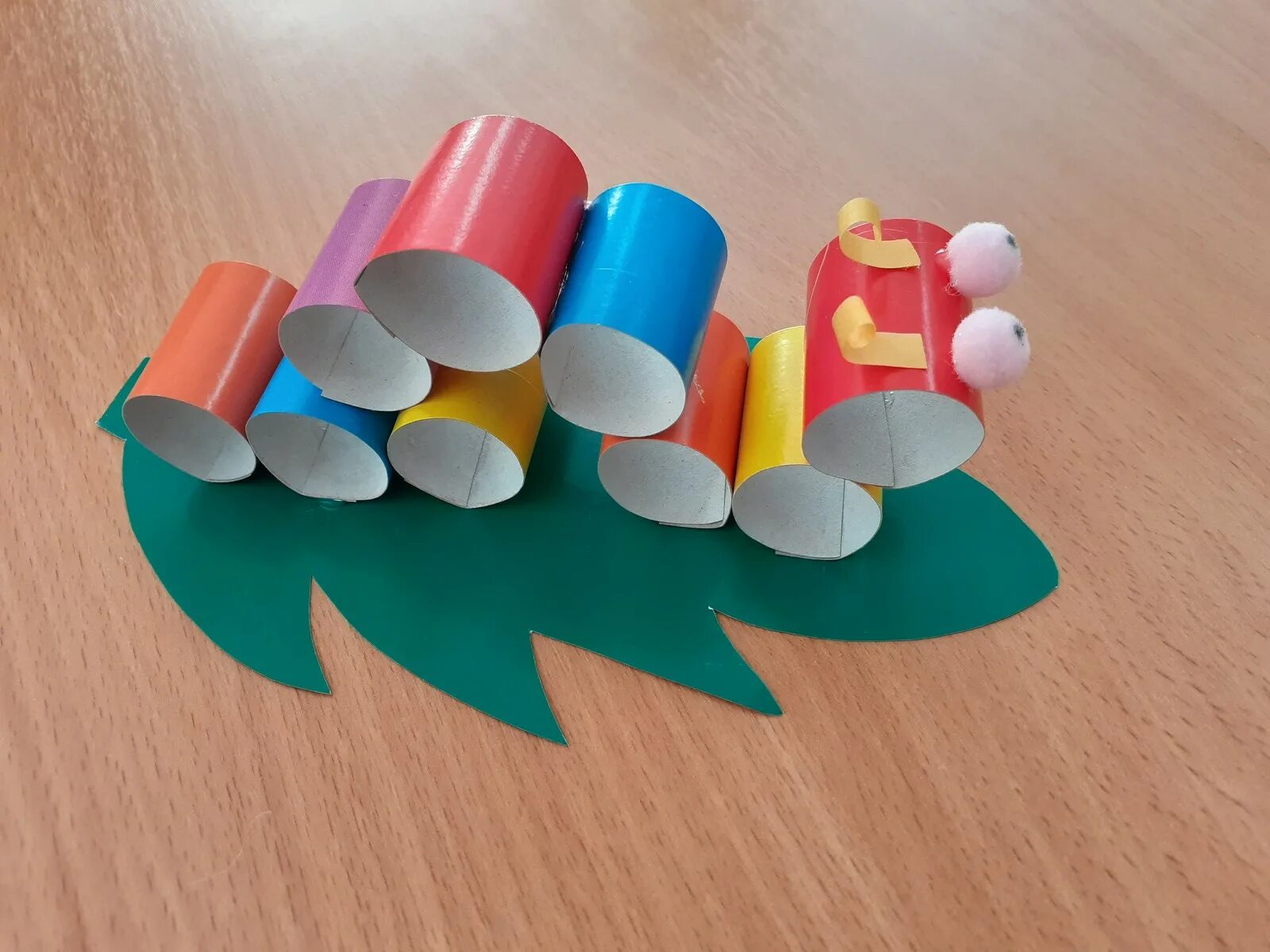 поделки гусенички. гусеница из картона. гусеница поделка для детей. поделка гусеница из цветной бумаги. поделка гусеница из бумаги.