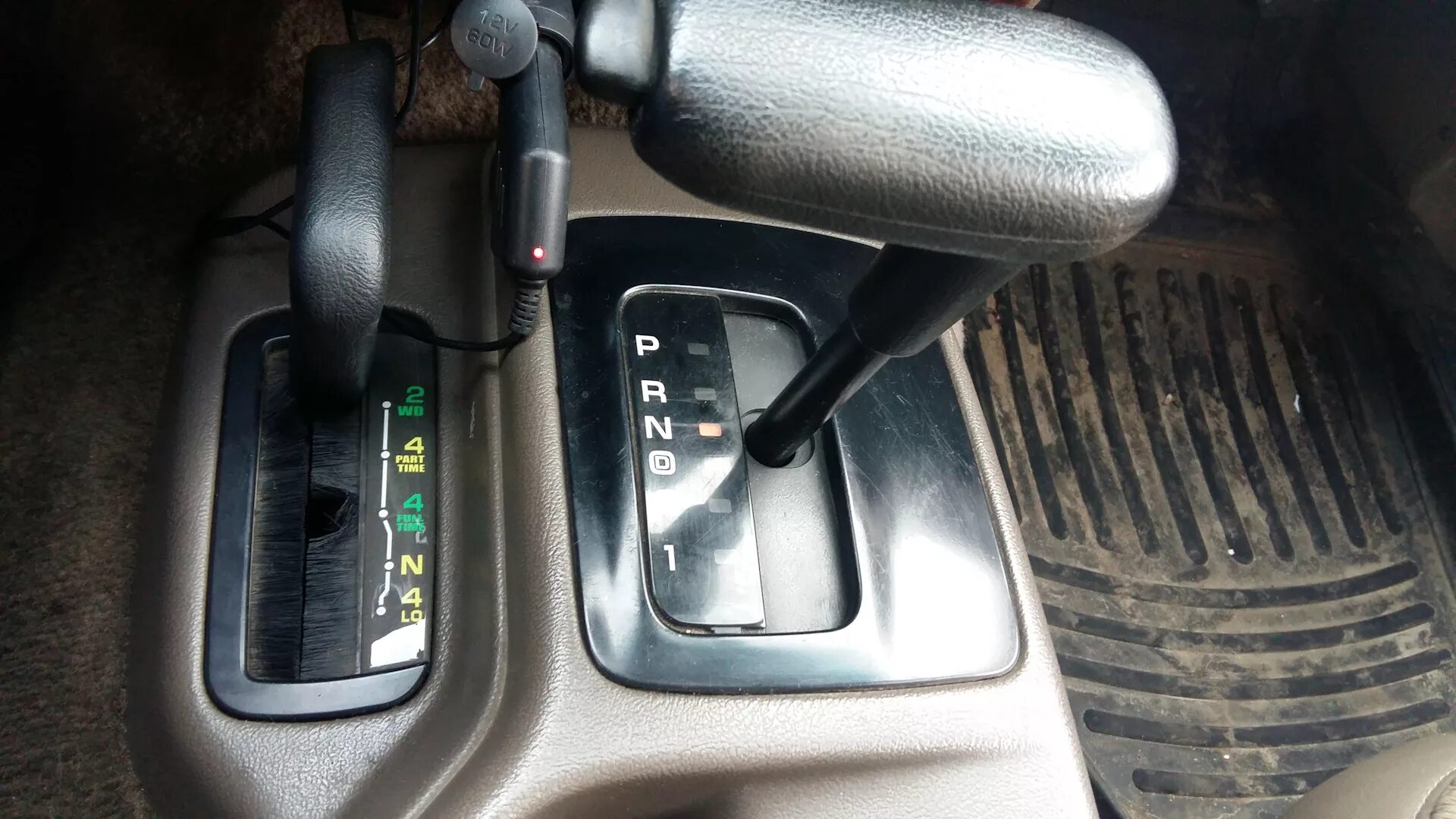 Раздатка в салоне. Jeep grand cherokee раздатка 242. раздатка 242 jeep zj. джип гранд чероки 249 раздатка рычаг. 231 раздатка jeep.