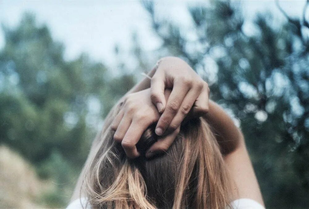 девушка с длинными волосами со спины. светло русая девушка без лица. анастасия мошненко. девушка со светлыми волосами без лица. фото девушек русых волос без лица.