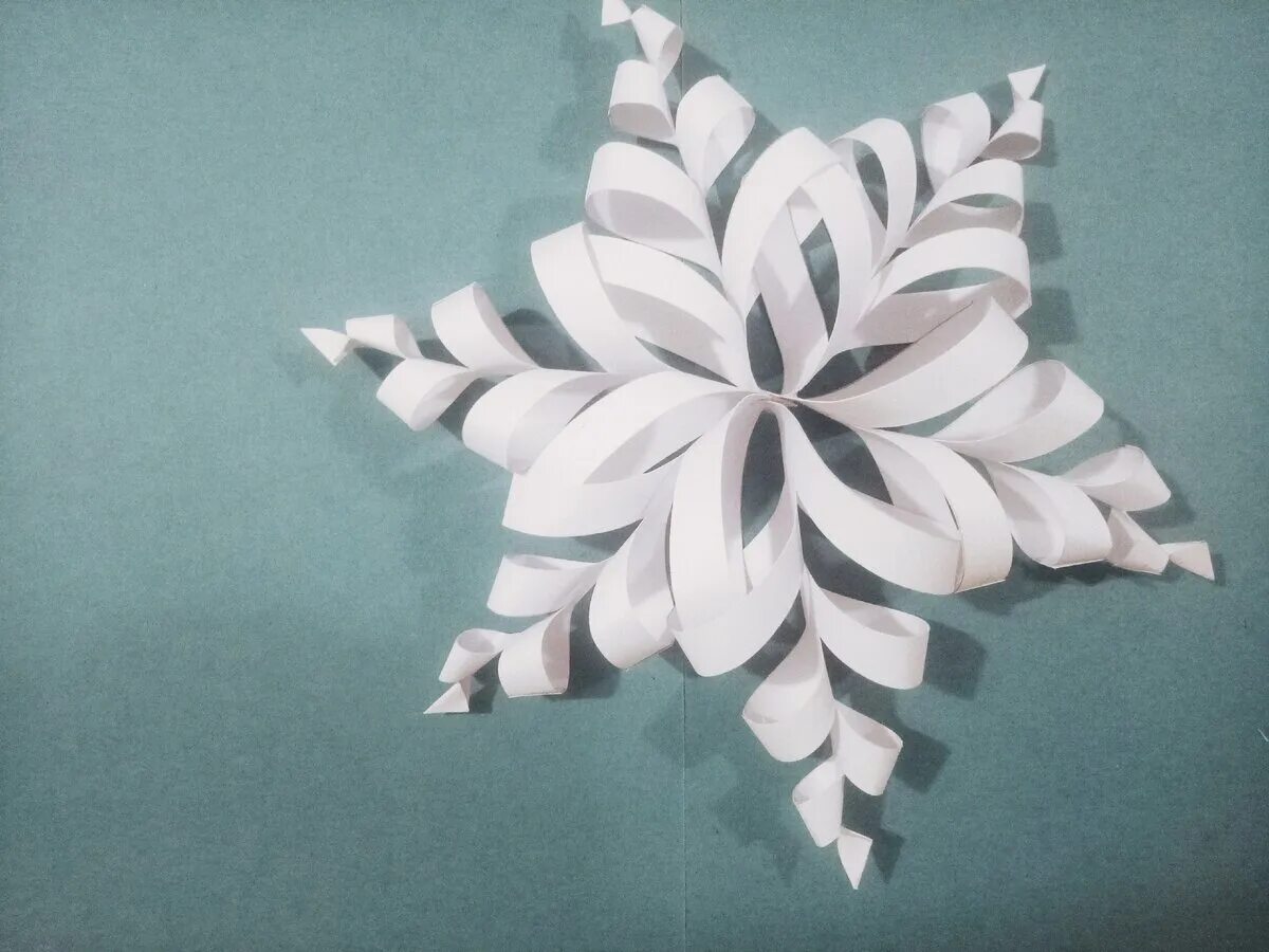 Сделать своими руками из белой бумаги. Снежинка объемная. Объемные снежинки из бумаги. Красивые снежинки из бумаги объемные. Большие объемные снежинки из бумаги.