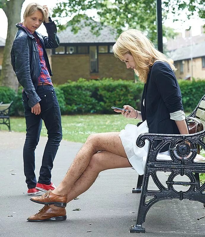 Почему эта леди одевается как мужчина