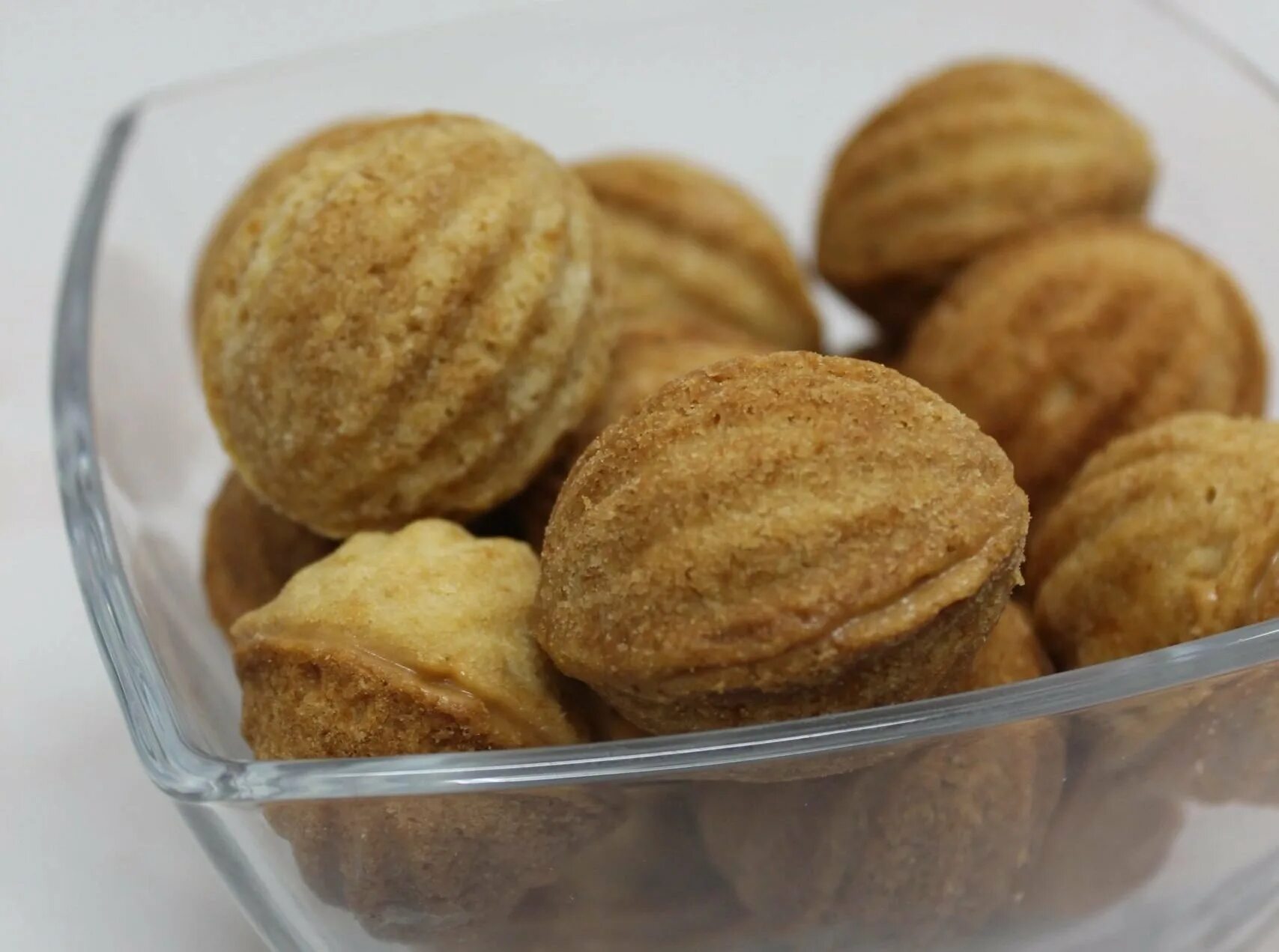 Пирожное из печенья без выпечки. Шоколадная колбаса с печеньем. Печенье "орешки" сгущеное молоко. Печенье сгущенка масло орехи. Печенье сгущенка масло орехи.