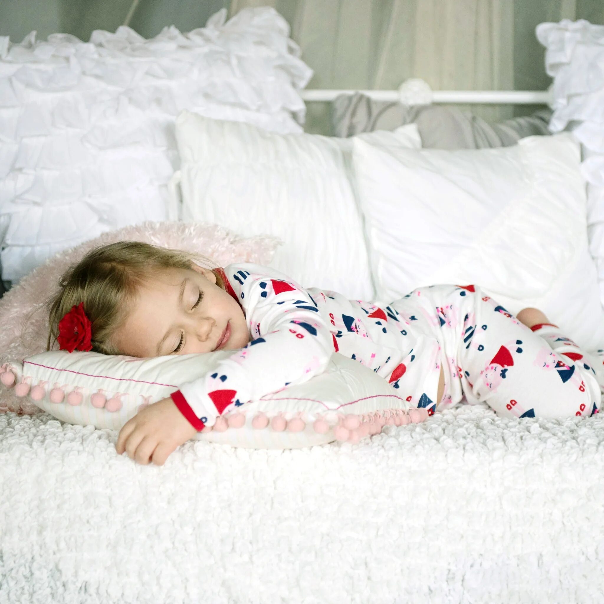 Девушка ложится спать. Пижамная вечеринка. Спящий человек в кровати. Девочки ночуют дома. Девочки ночуют дома.