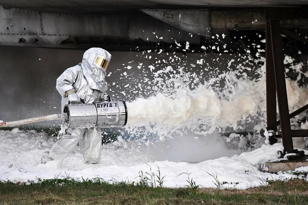 Пенообразователь пожарный. Тушение пожаров пеной. Тушение пожаров пеной. Тушение пожаров пеной. Пенное тушение пожаров.