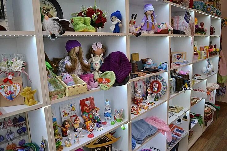 Сдать ручную работу на реализацию. Магазин твоя полка красноярск. Изделия для ярмарки. Деревянные сувениры. Магазин подарков и сувениров.