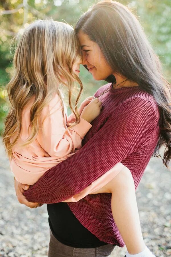 Мама и дочка. Самые красивые девочки лесби. Мама с дочкой обнимаются. Девочка с мамой.