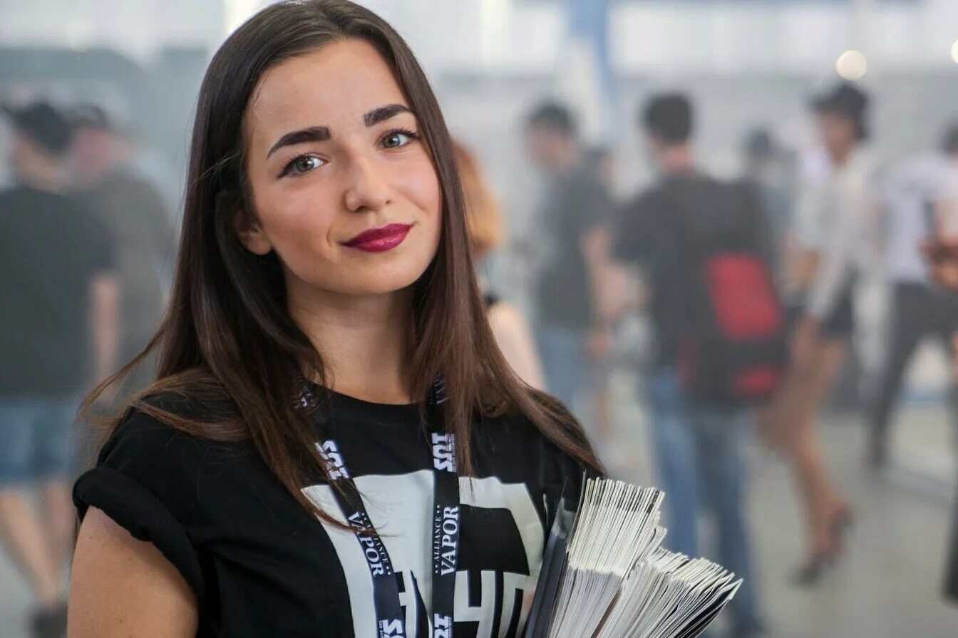 промоутер листовки. промоутеры для раздачи. промоутер на улице. промоутер раздача листовок.