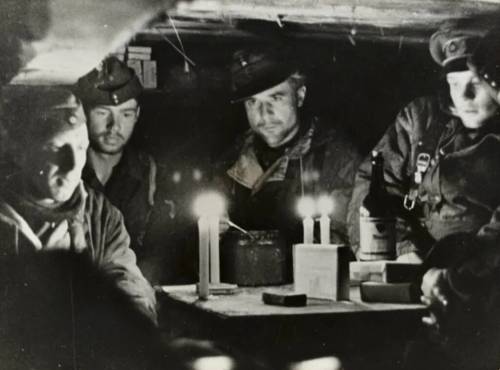 Новый год в блиндаже. Солдаты в землянке. Веселье новогоднее припомнили. Блиндаж внутри. Новый год в блиндаже.