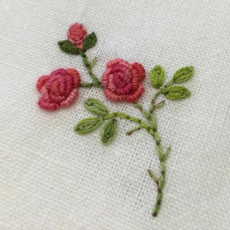 Техника вышивки цветов. Вышивание розочки рококо. Розы рококо вышивка. Вышивка по вязаному полотну. Вышивка рококо на вязаных изделиях.