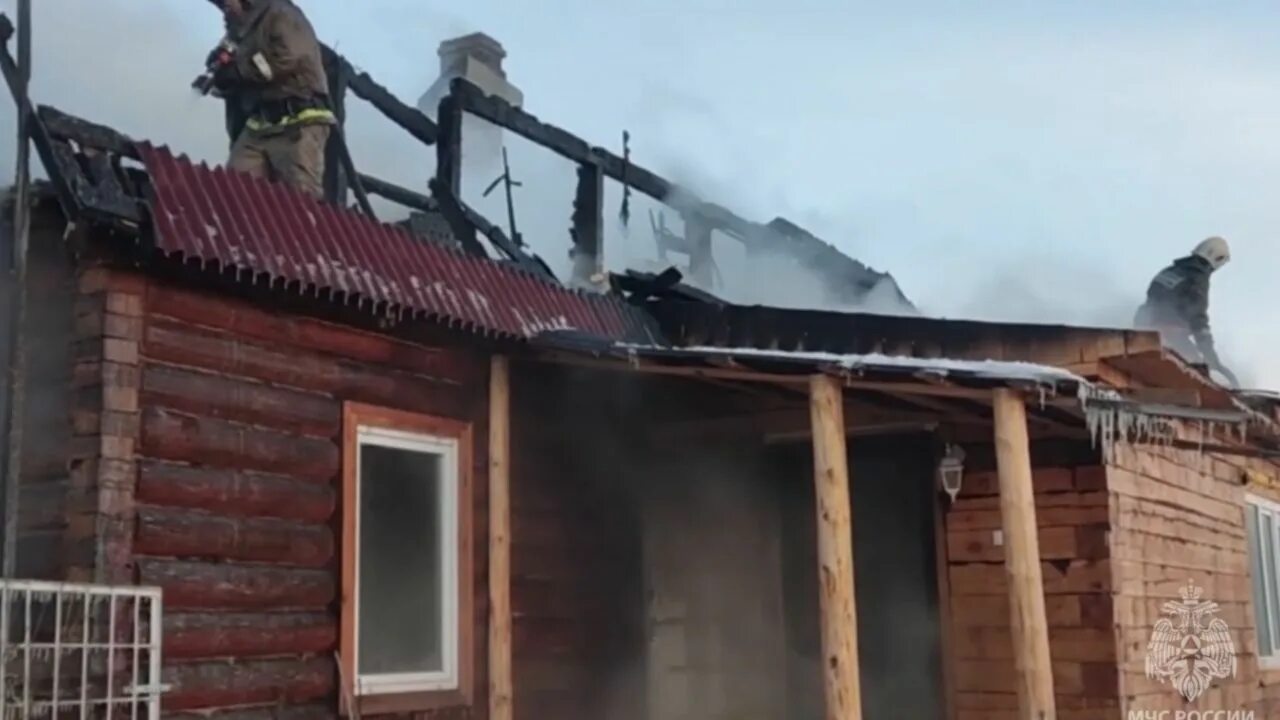 Сгоревшие дома. Вчерашний пожар. Пожар Горбуновой 26. Пожарные тушат пожар в доме. Юность сгоревших дней