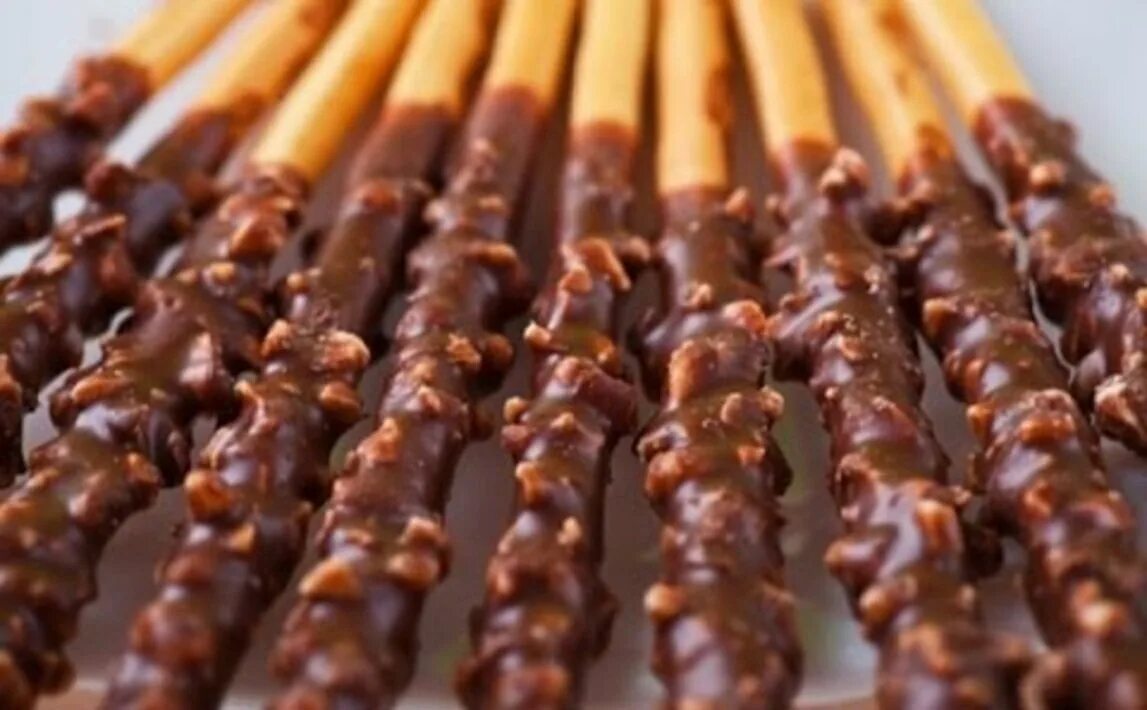 Хрустящая сладость. Шоколадные палочки с орешками. Палочки с шоколадом и орехами. Соломка в шоколаде. Шоколадные палочки с орехами.