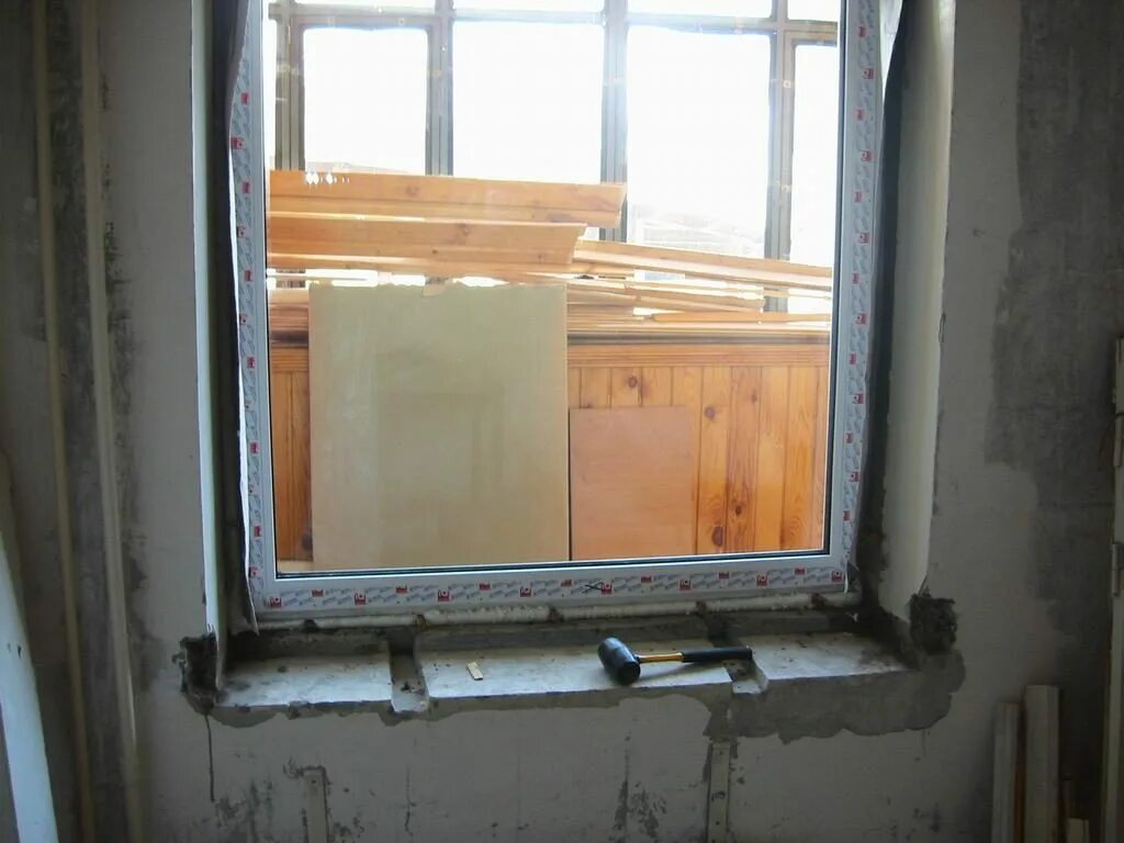 Можно заложить окно. Монтаж пластиковых окон. Монтаж окна ПВХ В кирпичном доме. Монтаж пластикового окна хрущевка. Оконный проем.