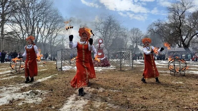 Масленица в ессентуках 2024. Масленица чучело хоровод. Чучело Масленицы 5 метров. Сжигание чучела хоровод. Масленица Ессентуки.