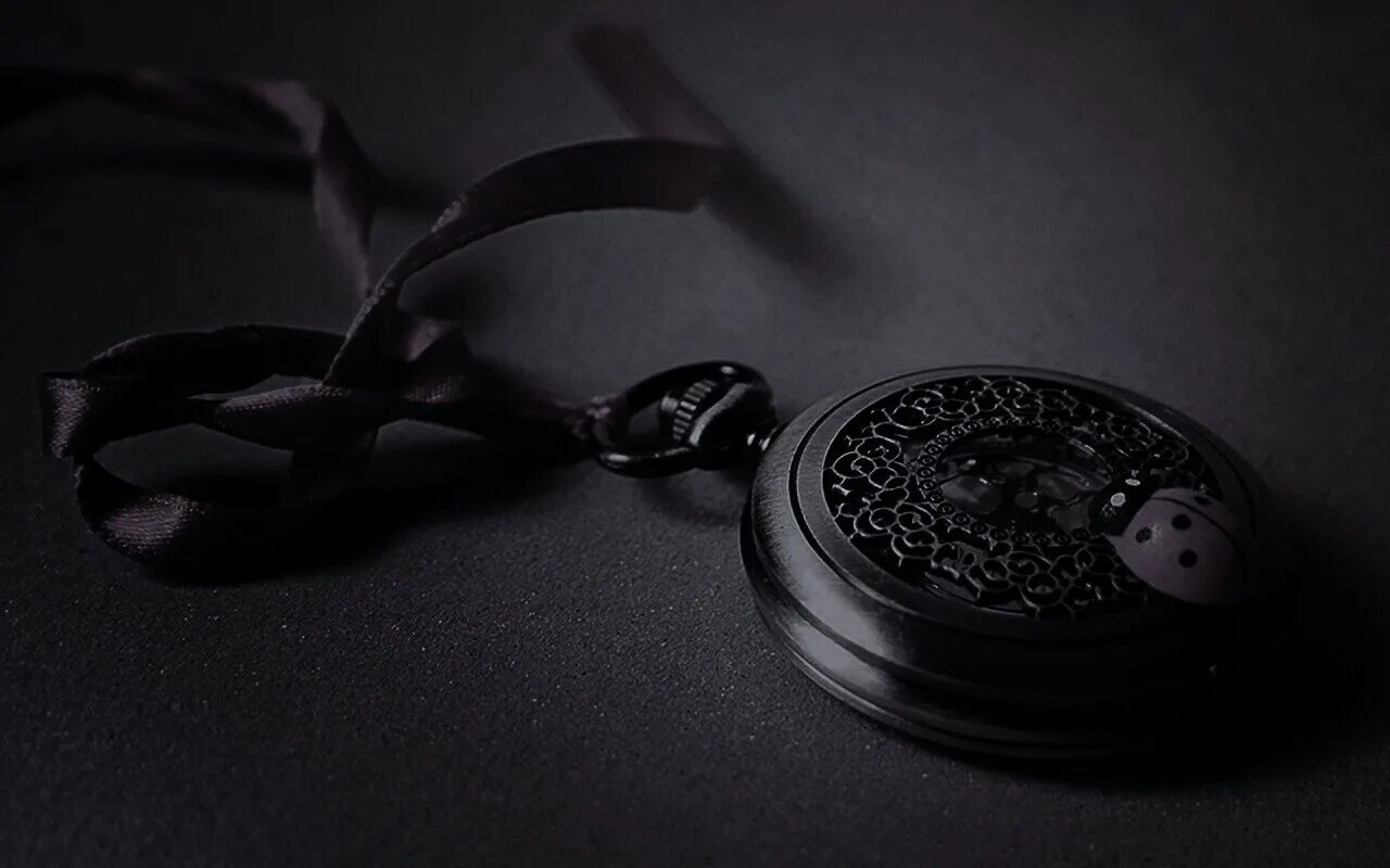 Карманные часы Эстетика. Магические карманные часы. Карманные часы на черном фоне. Карманные часы арт.
