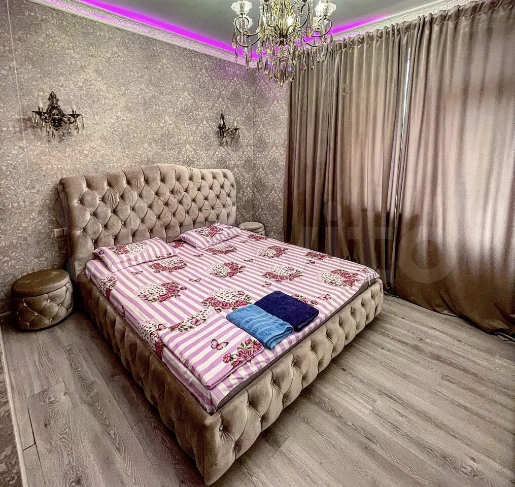 Суточные квартиры в махачкале. Апарт отель махачкала. Квартиры на сутки в махачкале. Суточные квартиры в махачкале адмирала алиева. Однокомнатная квартира в махачкале.