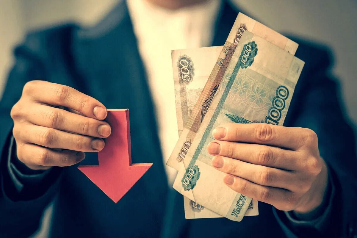 Девальвация для простых граждан. Девальвация валюты. снижение заработной платы. девальвация это. обесценение денег это.