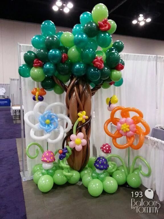 Воздушные шарики деревья. Дерево из шаров. Дерево из воздушных шариков. Полянка из воздушных шаров. Украшение деревьев шарами.