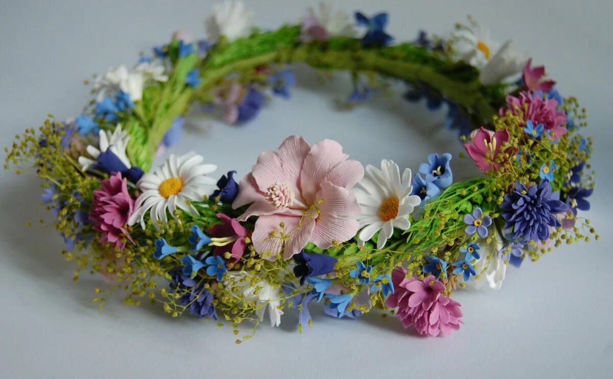 Венки из полевых цветов на голову. Стих веночек из цветов. Ромашки спрятались петь. Венки на праздник цветов из полевых цветов. Венок из цветов на голову из полевых.