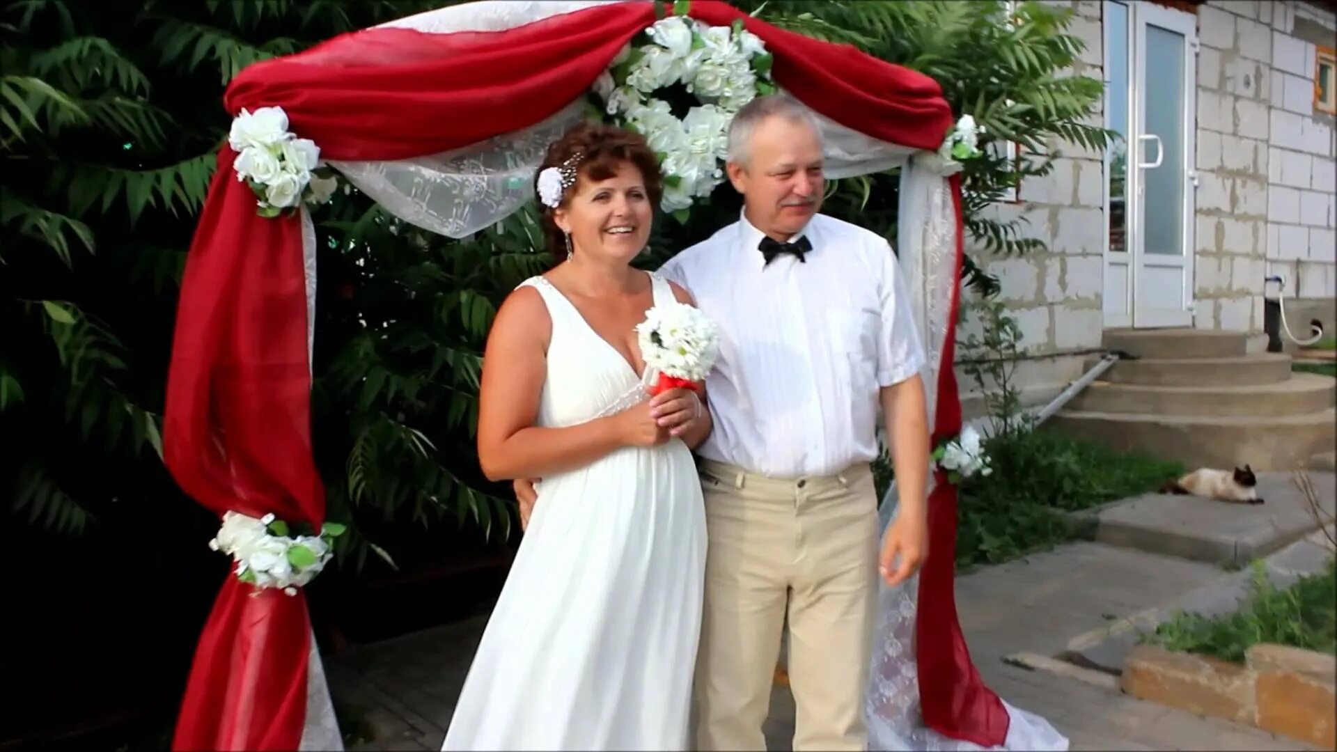 Платье на серебряную свадьбу для невесты. Невеста в возрасте. Свадебные фото с родителями. Свадебный наряд для невесты 45 лет. Второй брак в 40