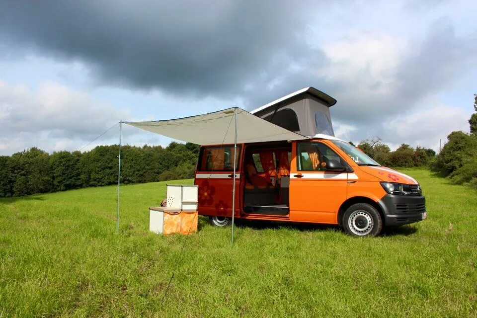 Camper camp машина. Rv для "жука" прицеп автодом. Караван кемпинг. Recreational vehicle кемпинг. Vw t1 camper van.