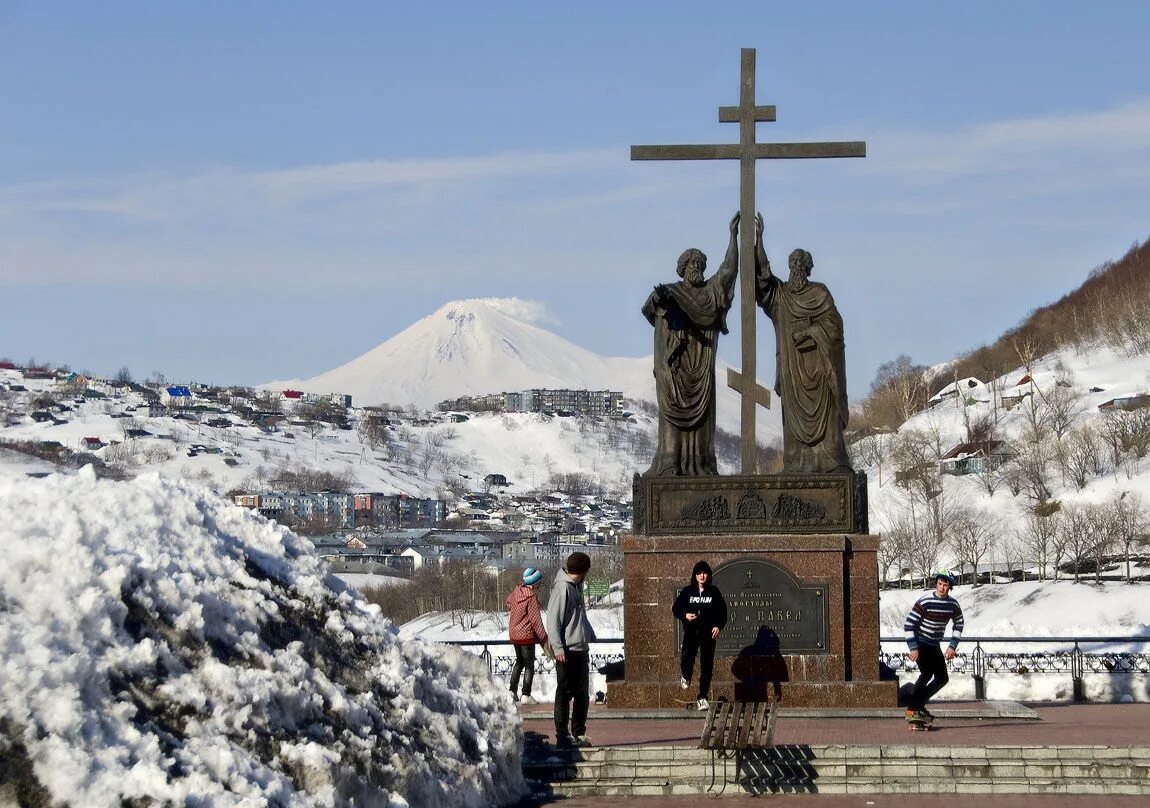 Петропавловск камчатский погода сейчас. Мишенная сопка Петропавловск-Камчатский. Памятник Петру и Павлу в Петропавловске-Камчатском. Памятник святым апостолам Петру и Павлу в Петропавловске-Камчатском. Основан Петропавловск-Камчатский.