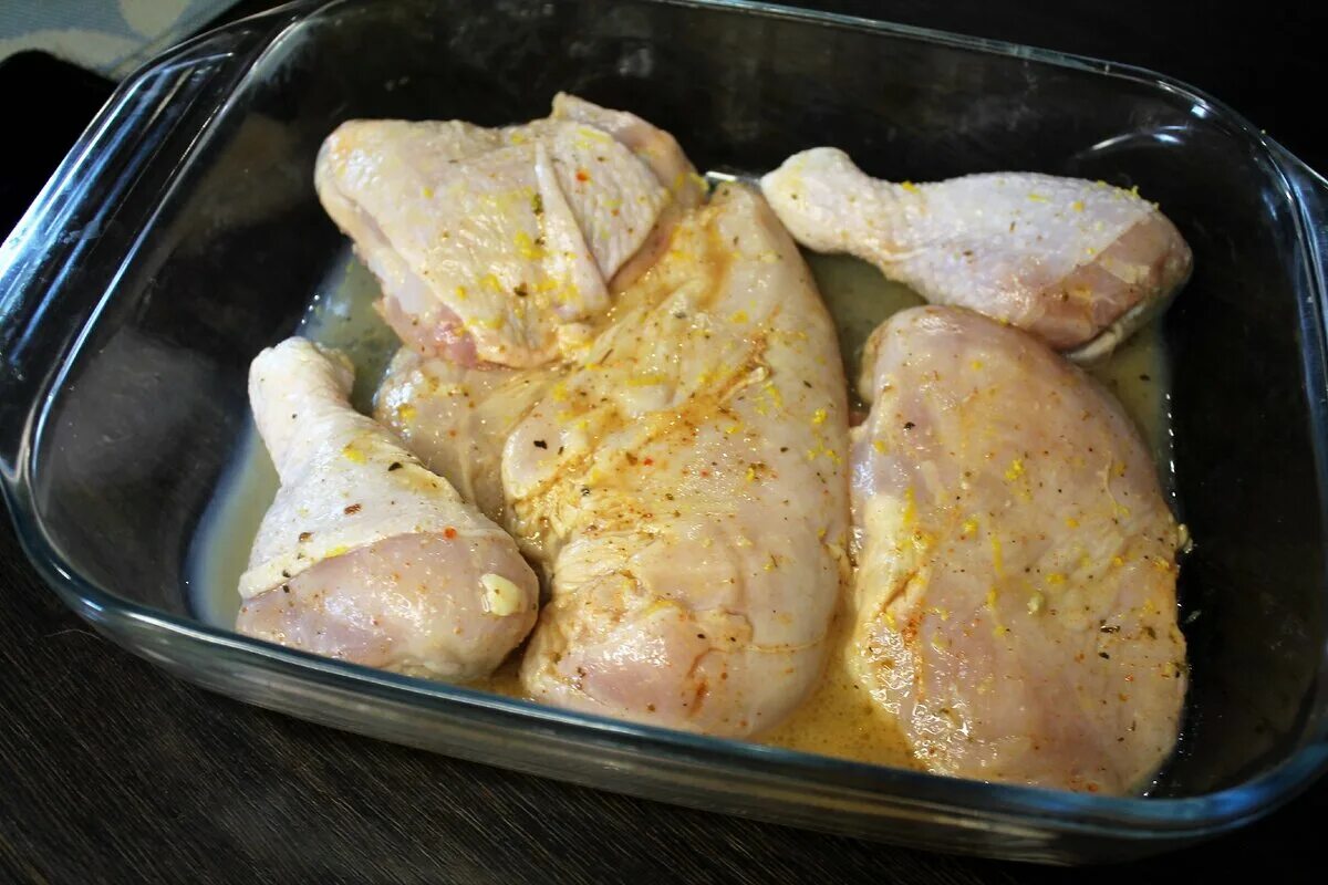 Маринад курицы с чесноком в духовке. Замариновать курицу. Филе куриное в маринаде. Грудка куриная в маринаде. Маринад для курицы в духовке.