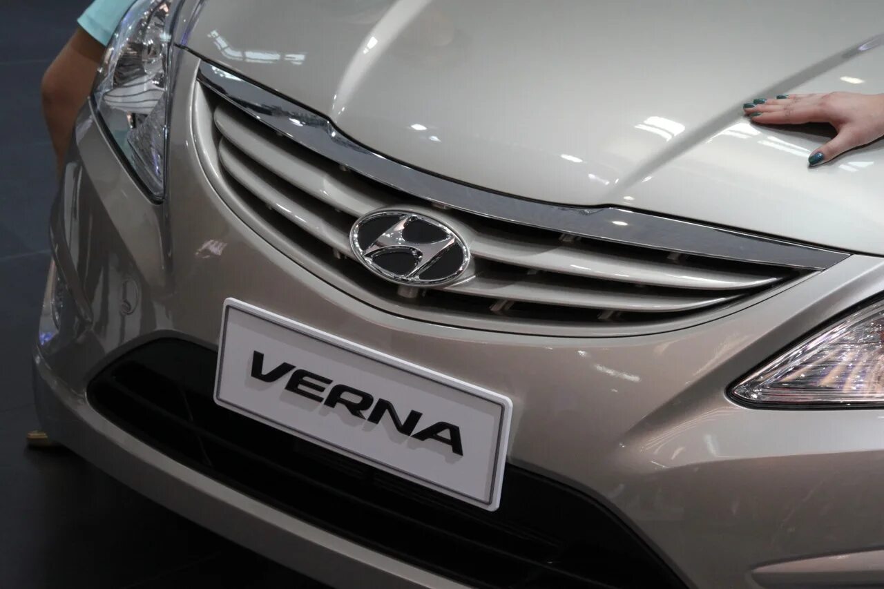 Решетка радиатора Hyundai Verna хэтчбек. Hyundai Verna 2022 фары. Hyundai Verna передние фары. Hyundai Verna карбон.
