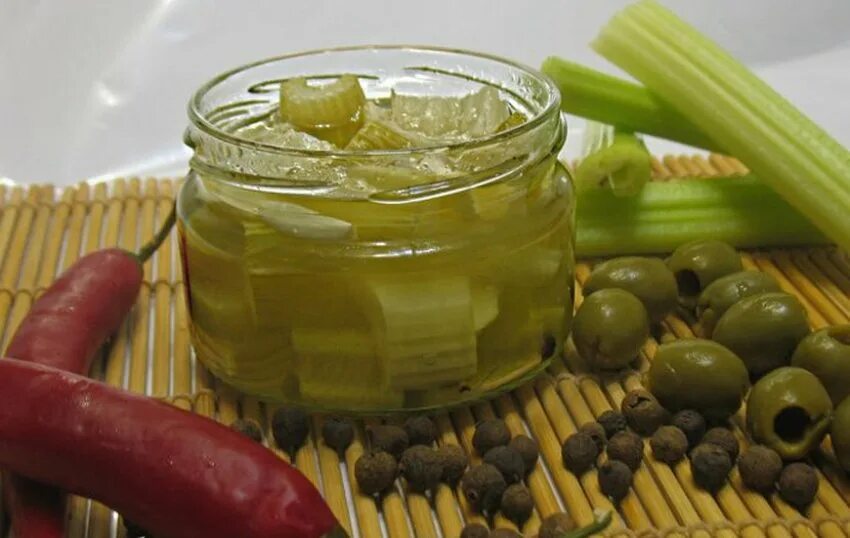 Корень сельдерея маринованный. Рецепт сельдерея на зиму. Сельдерей заготовка на зиму. Сельдерей заготовка на зиму. Сельдерей черешковый соленый.