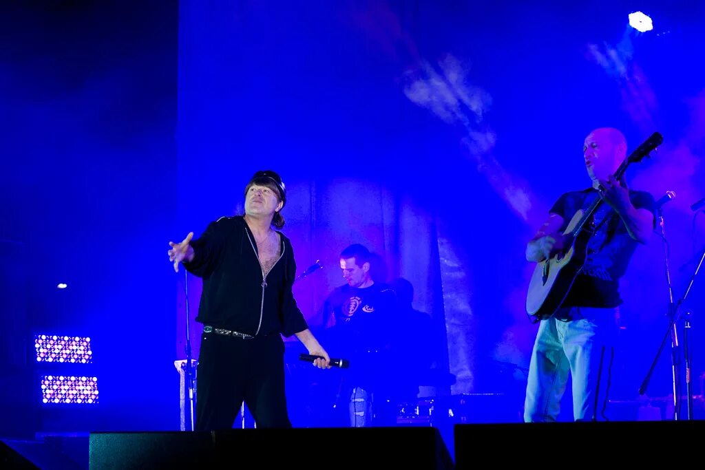 Выступление виктора. Виктор королев концерт. Виктор королев концерт. Последний концерт виктора цоя в лужниках 1990. Виктор цой концерт.