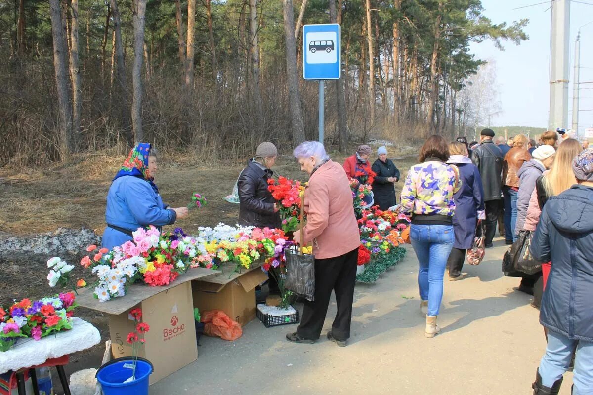 Сухомесово кладбище. Кладбище Сухомесово Челябинск. Новозападное кладбище Пенза. Радоница пенза